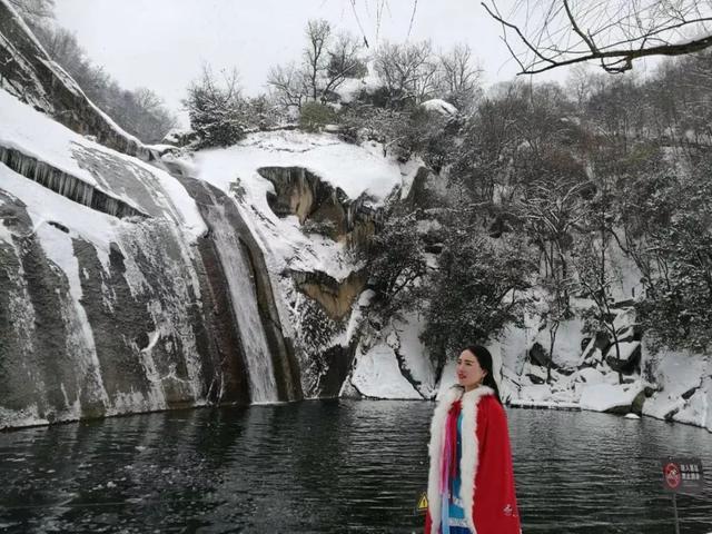 天寒地冻,西峡龙潭沟竟有美女雪中曼舞!