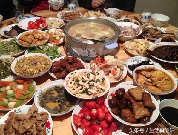 各地朋友晒的这10桌特色鲜明新年大餐,你最喜欢哪一桌