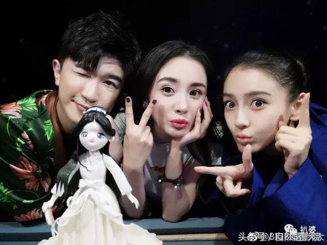 9月份过生日时,张大大就在微博发了他和杨幂ab亲密互动的九宫格图片