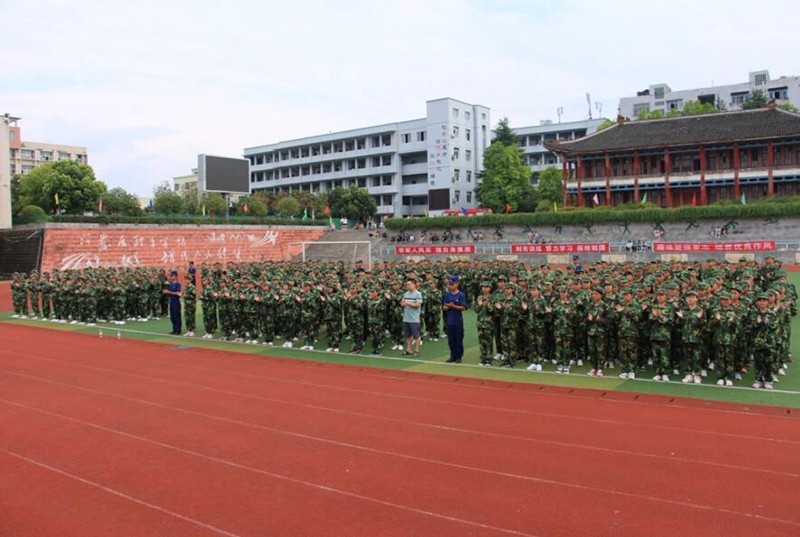 四川南充:龙门中学举行新生军训汇报表演暨总结大会