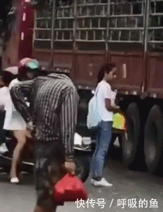 搞笑gif:小姐姐小姐姐,公共场所光膀子是不文明行为的