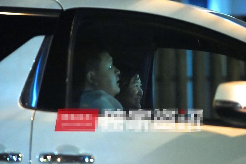 贾玲与绯闻男友车里热聊,体型相近很登对,看表情就知道她很幸福