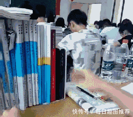 搞笑gif:看看,你上课的时候是不是这样