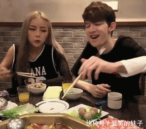 妹子,这小号衣服穿的不好受吧,看到你勒成这样心疼啊