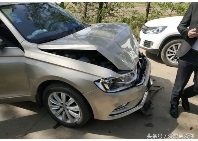 长安逸动遭大众宝来追尾,网友:什么时候差距变得如此之大了?