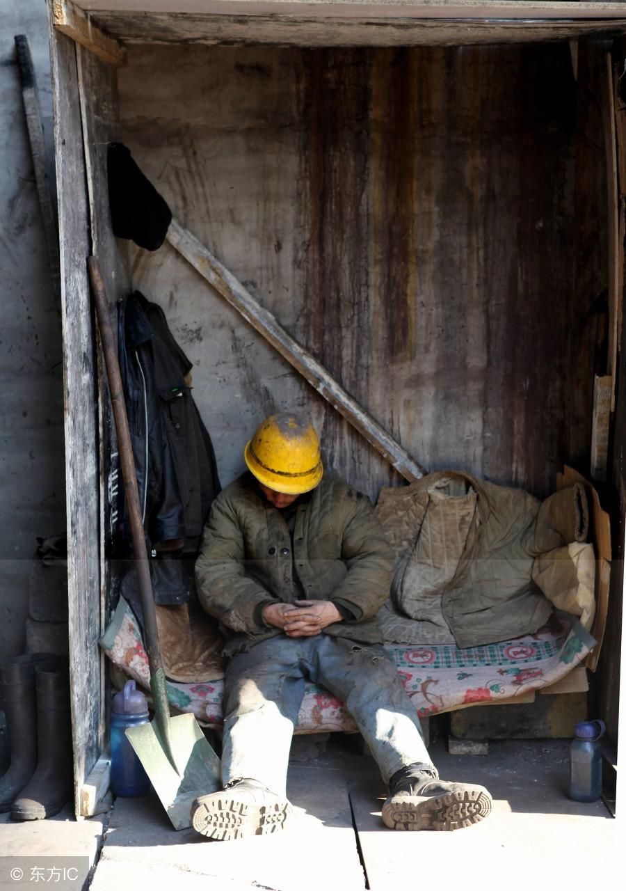 农民在城市打工躲不过的寒冷,披着被子讨薪,太心酸看着流泪了!