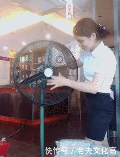 搞笑gif: 自从买了风扇, 女朋友的音乐梦一发不可收拾