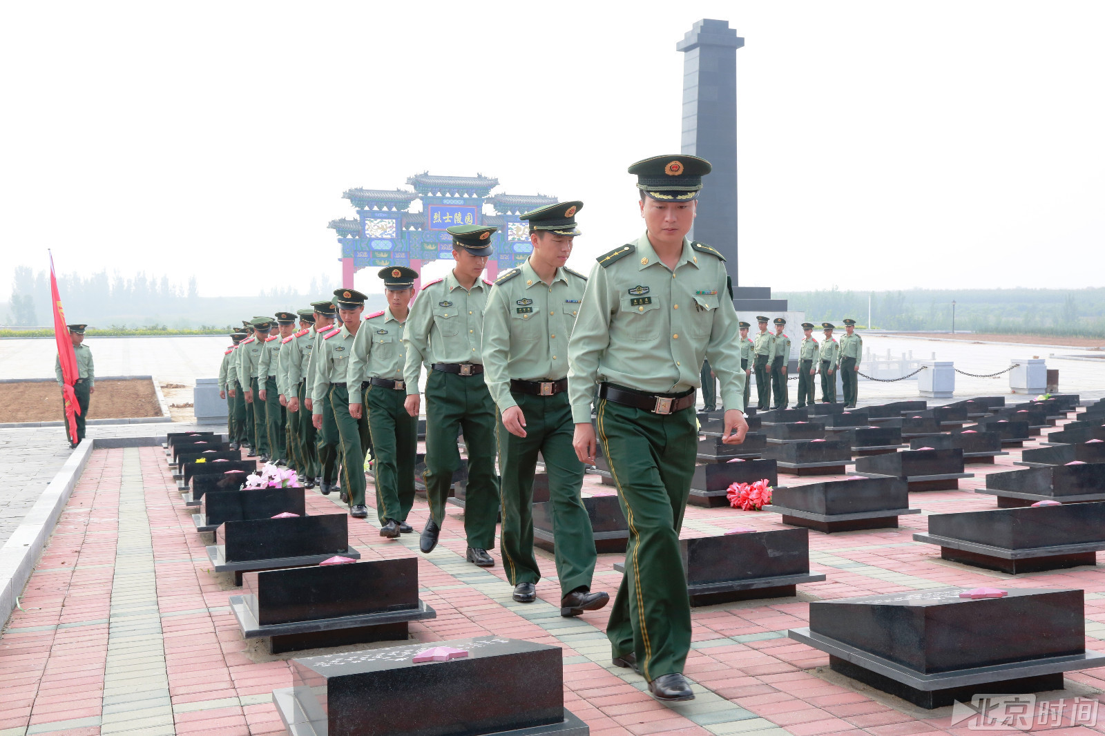 17日上午,武警交通部队第七支队组织该部"红三连"官兵来到驻地革命