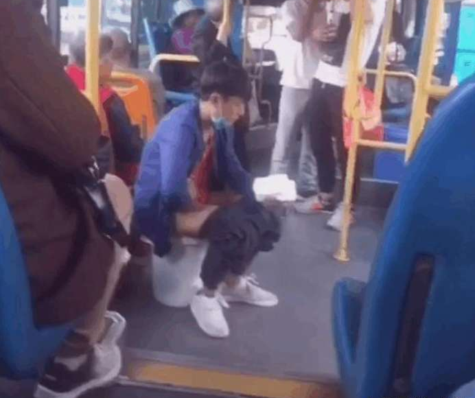 小伙在公交车上当众脱了裤子拉大便,原因叫人无语