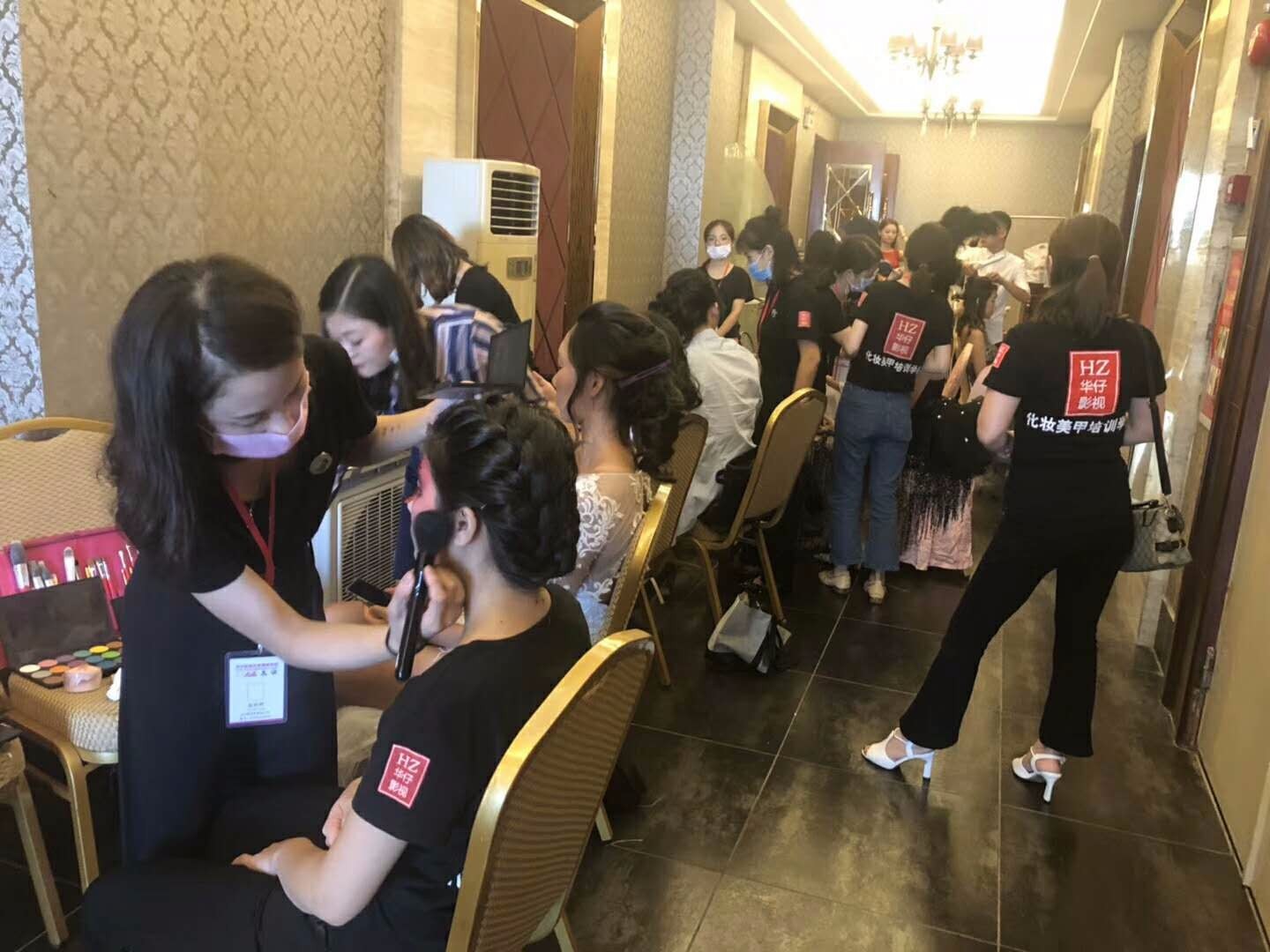 以下是活动现场化妆师后台化妆现场花絮