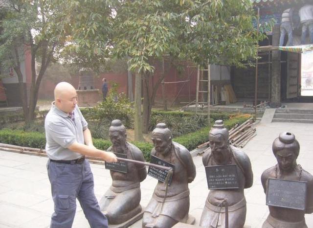 游客用鞭子抽跪像原本是纪念岳飞,才让秦桧下跪在如今却成了一种商业