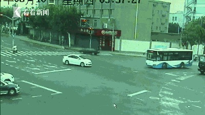 男子酒驾撞上公交车 事故后仍在车内熟睡叫不醒