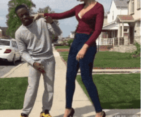 隔着屏幕我都能感受到小哥深深的无奈.