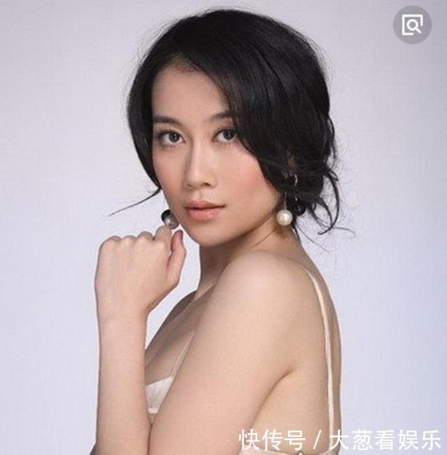 看完李幼斌的妻子,再看看何政军的妻子,网友:赵政委真