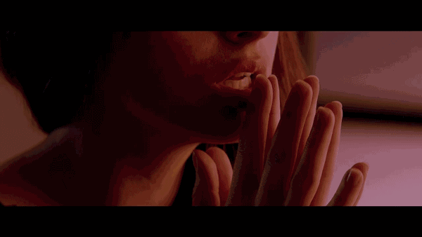 她在《五十度灰》中一脱成名,家族三代女星,个个风情万种