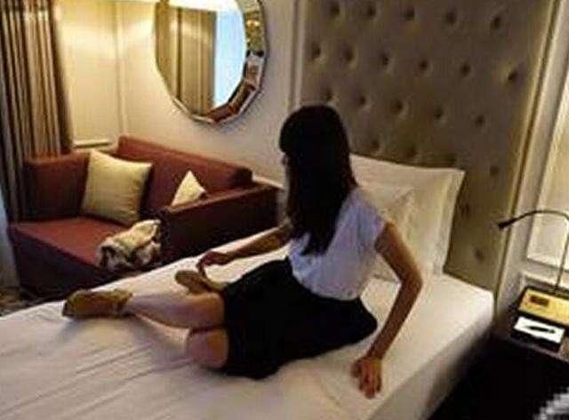 女子躺宾馆睡觉,感觉自己背后发凉,掀起床一看愣住了