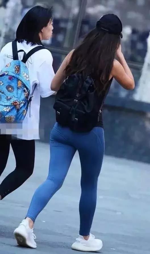 气质小姐姐运动紧身裤大秀小粗腿,饱满圆润