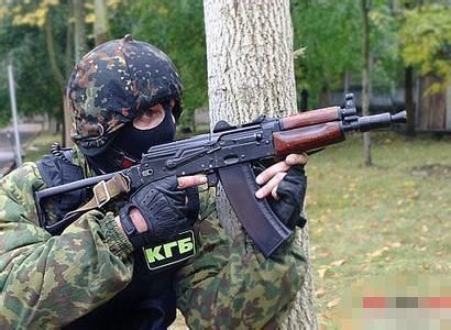 老毛子飞行员真会玩:别国用手枪,我用ak74u自动步枪