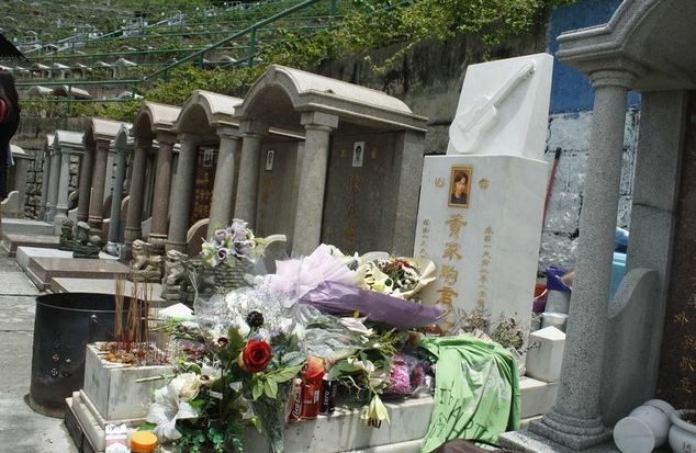 看完黄家驹的墓地,再看陈百强的墓地,铭文让人感慨万千
