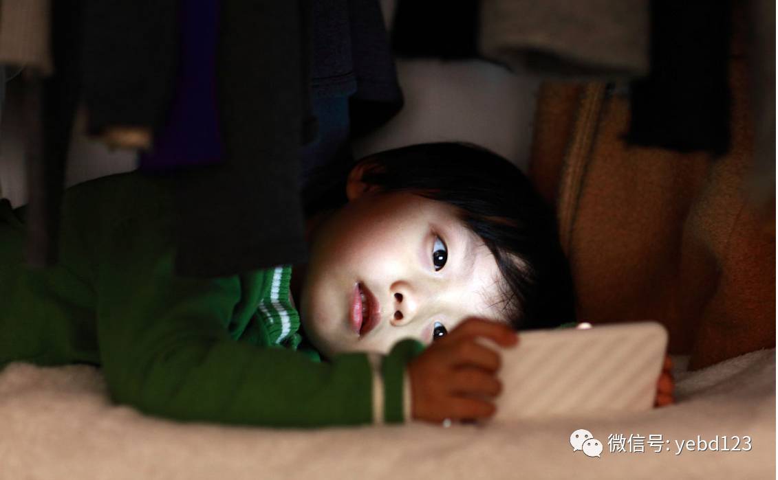 孩子在这个时间点玩手机,将直接影响身高
