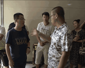 追踪事故原因,追究打人者责任,是新闻从业者的基本权利.