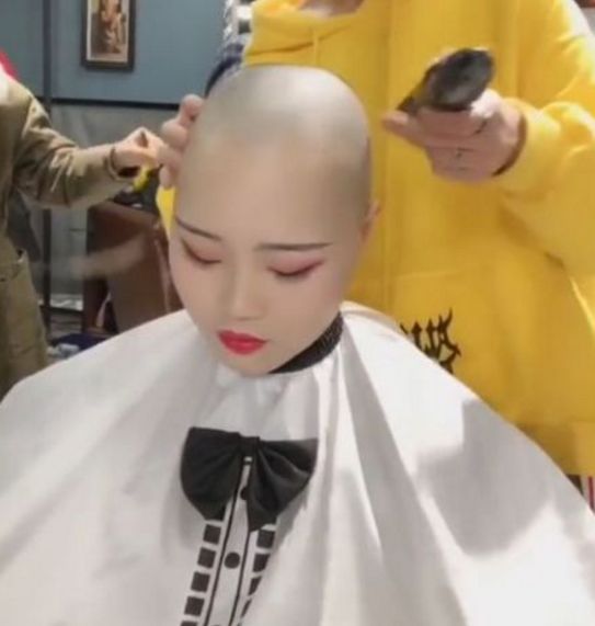 漂亮美女来到理发店竟要求剃光头,问其原因后引发人们