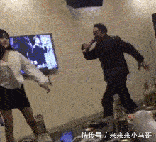 搞笑gif:大爷们去ktv唱歌,把姑娘都吓跑了