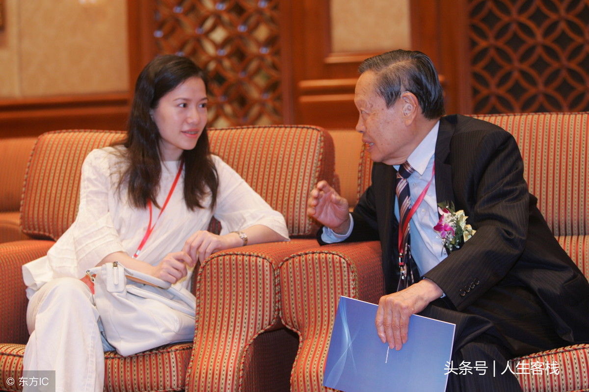 94岁杨振宁的40岁漂亮妻子翁帆近照!