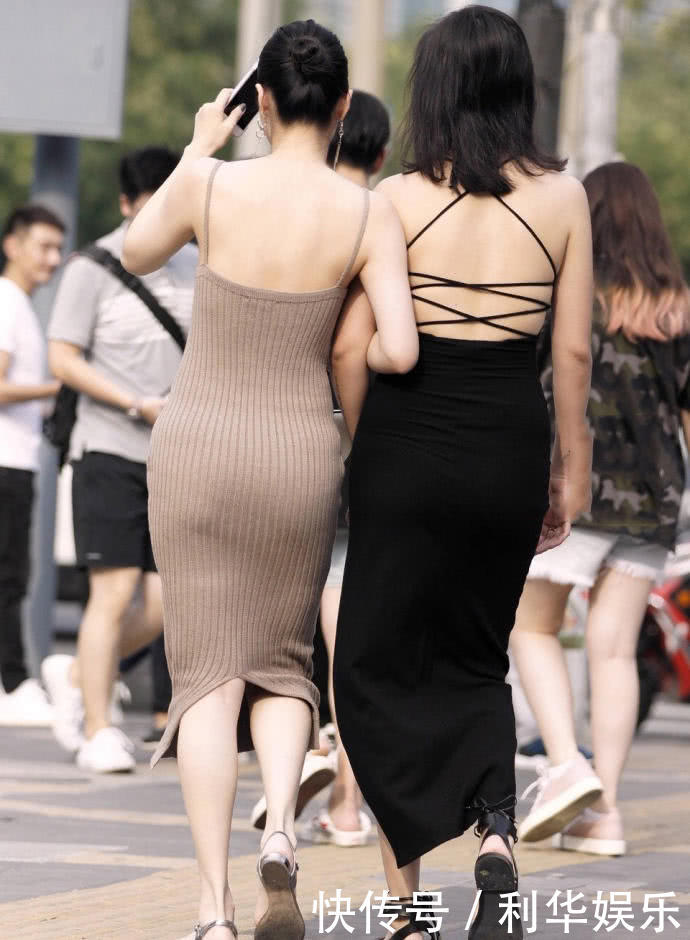 时尚辣妈吊带连衣裙真空上街,路人:这是母女吗?我看这