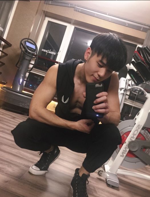 网红私教肌肉萌受正太脸腹肌胸肌一块块的