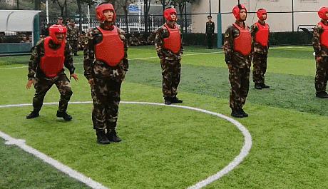 冰雪洗身原木冲刺 -18训练场上这些武警招式帅爆了