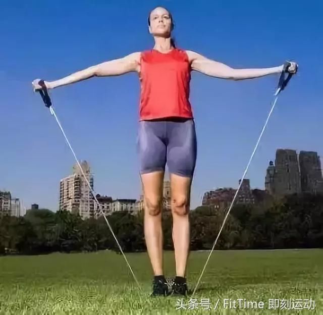 推荐一种确定长度的方法, 就是一只脚踩在跳绳的正中间, 两只手握着