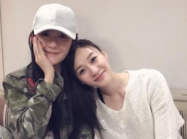 谢娜挺孕肚探班李小冉,中国好闺蜜网友:这是晒给谁看呀?