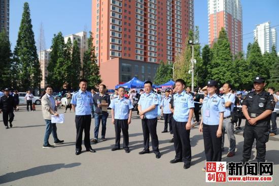 图为临沂市公安局党委委员兰山分局局长王行军在第四中学考点督导检查