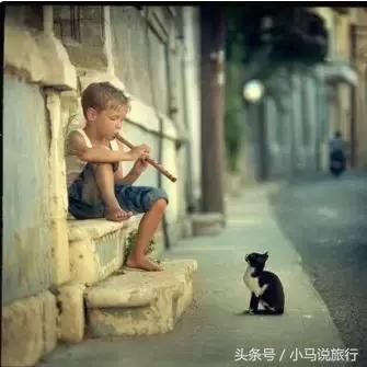也许吹长笛的小孩是孤独,因为没有人愿意听他吹笛;也许吹长笛的孩子并