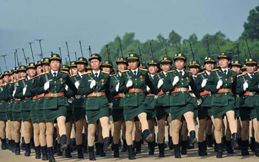 实拍参加阅兵的越南女兵