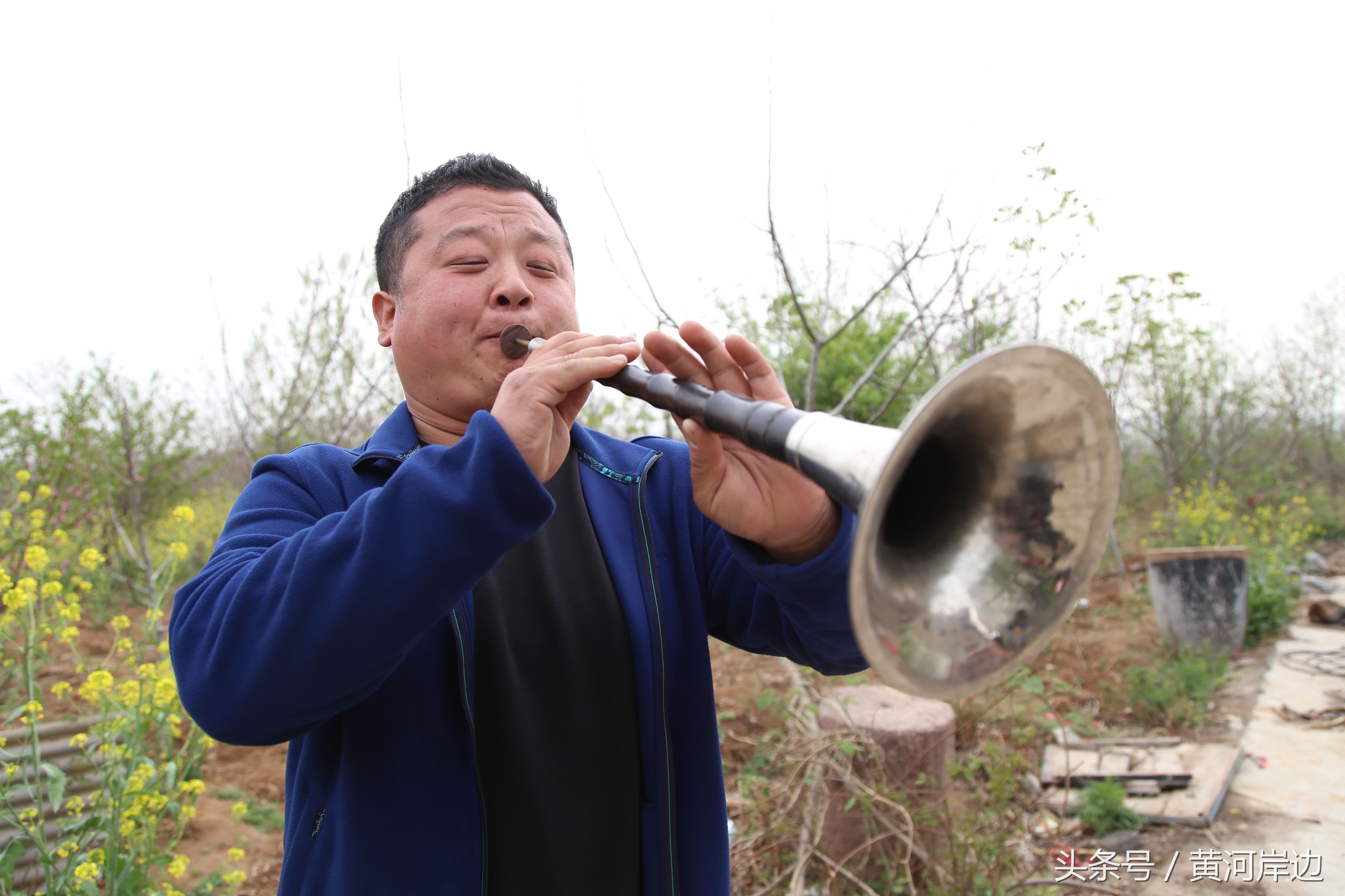 这一家人唢呐吹了一百年,吹出房子,吹出汽车,梦想是再