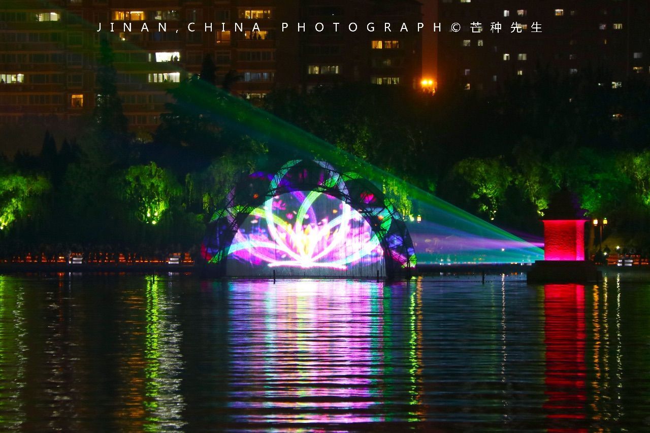 济南大明湖明湖灯光秀首次上演,上演泉城夜宴!