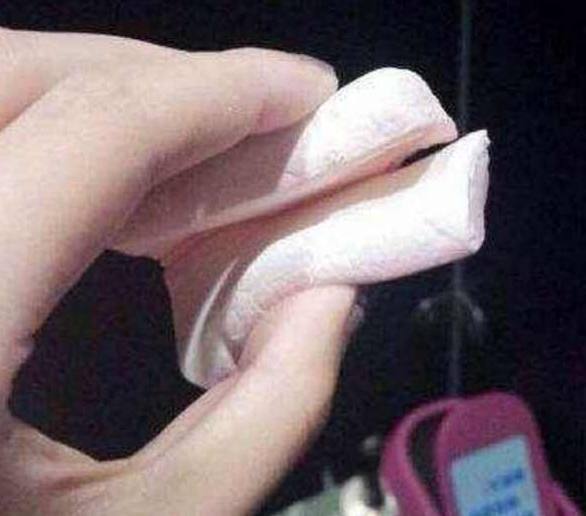 男生去给女友买卫生巾,买回来后女友正欣慰时,结果让她哭笑不得