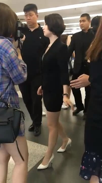 网友无意中拍到最美女保镖!执勤时穿短裙露出美腿!这下你红了!