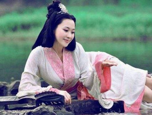 西施与王昭君,貂蝉,杨玉环并称为"中国古代四大美女",其中西施居首.