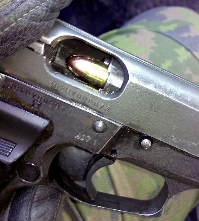 这也是一支装反子弹的手枪,从抛壳窗可以清晰的看到卡在里面的一枚装
