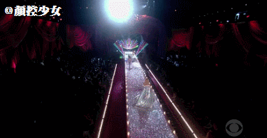 2005年维密秀台上,泡泡莉(natasha poly)刚出场时鞋子就掉了,笑容