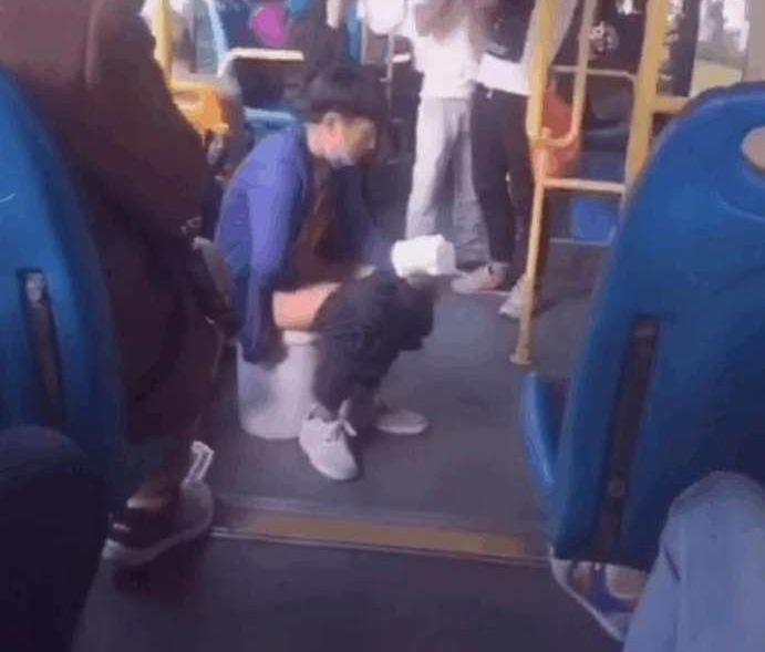小伙在公交车上当众脱了裤子拉大便,原因叫人无语
