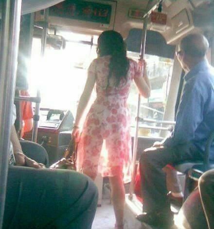 美女,你穿这种裙子坐公交车,不能站在前面,这也太尴尬