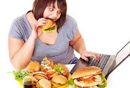 四,暴饮暴食 女人要为了自己的健康着想,进食不要过快,少吃多餐,要