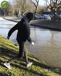 爆笑gif图:如何吃面怎么才能避免溅到衣服上?这妹子的