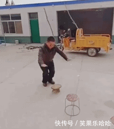 搞笑gif图:大爷当街都敢伸手抓妹子这里,真以为自己是