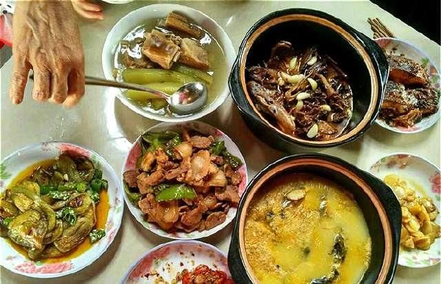 奶奶做了一桌家常菜,请孙子班主任吃饭,这让人很感动