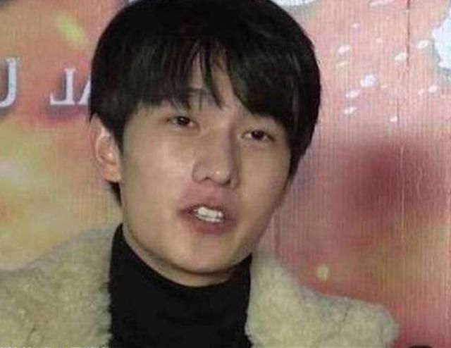 杨洋,卸妆后,眉毛变得稀少了,而且少了阳刚之气,不过好在与卸妆前